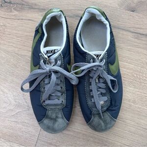 NIKE - SNEAKERS - WOMENS 8 OR MENS 6.5